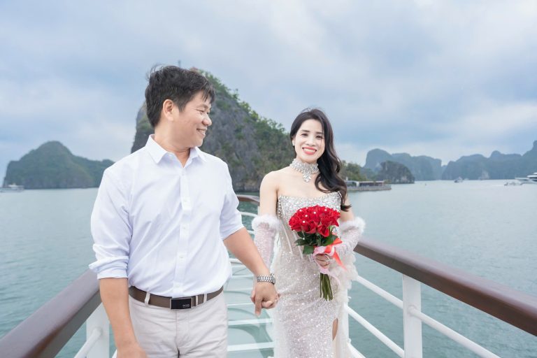 VỢ CHỒNG Á HẬU ĐẶNG THỊ TÂN ĐI “DẬP MẬT” KỶ NIỆM ĐÁM CƯỚI SỨ TẠI VỊNH HẠ LONG