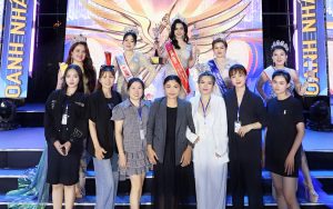 Tiny Trần Makeup Academy nhận Cúp vinh danh vì những đóng góp xuất sắc tại Hoa hậu Doanh nhân Đại Việt 2025