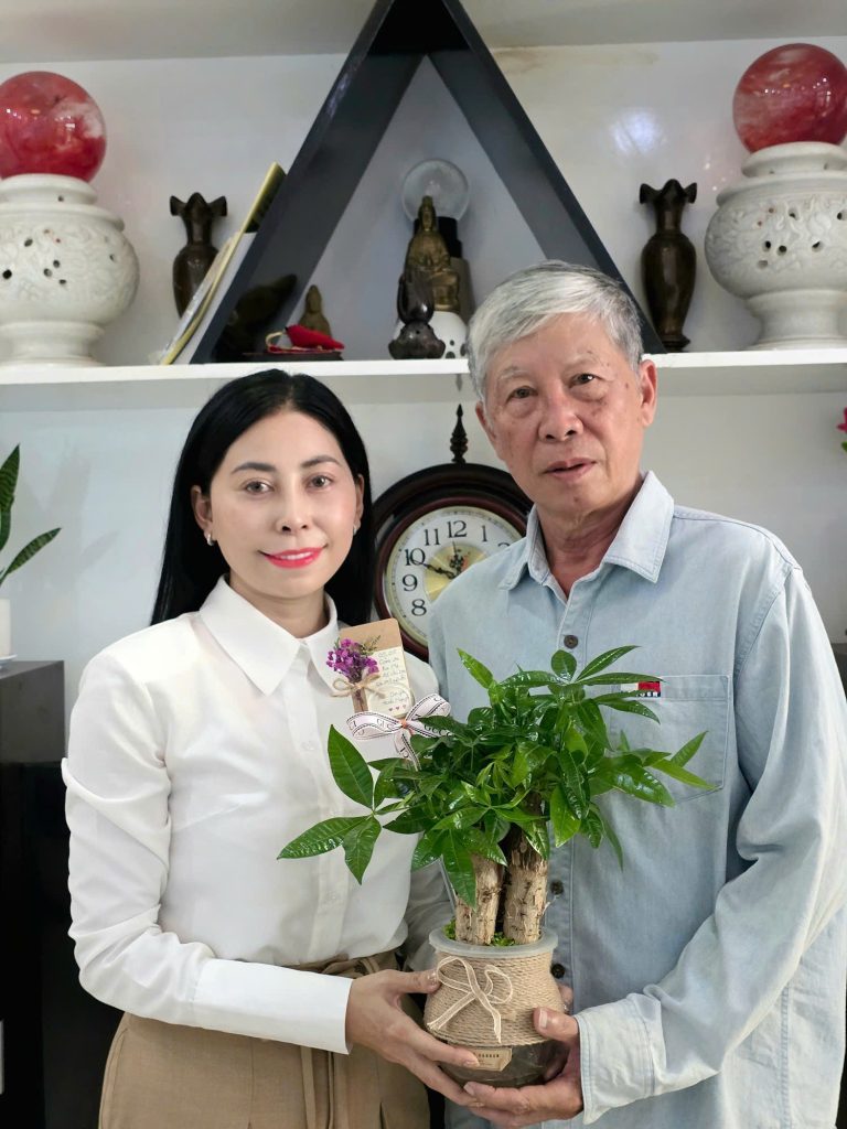 Á hậu Hạnh Nguyên tri ân đấng sinh thành nhân dịp sinh nhật
