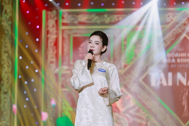 Nữ doanh nhân họ Trương “ẵm” thành công bộ Vedette Công sở trong đêm Gala thiện nguyện
