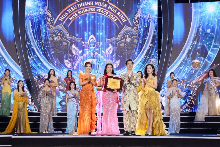 Hoa hậu Nhân ái Nguyễn Thị Phương – Vẻ đẹp “tình đầu quốc dân” và khoảnh khắc chuyển giao nghẹn ngào