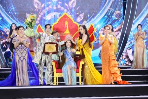 Final walk đẫm cảm xúc của Hoa hậu Hoắc Thị Huyền: “Tôi không rời đi, tôi chỉ chuyển giao sứ mệnh”