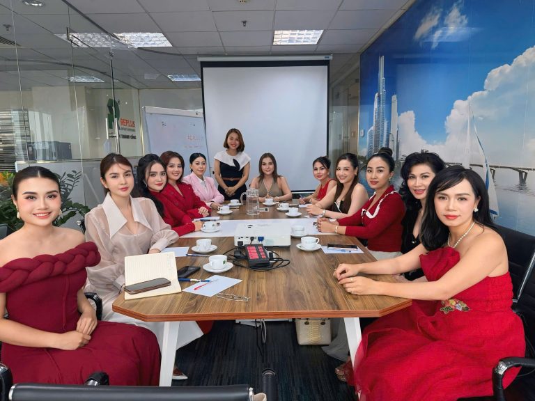 Chủ tịch Miss Business World gặp mặt dàn Hoa – Á hậu miền Nam, chuẩn bị mùa thi nhan sắc doanh nhân 2025