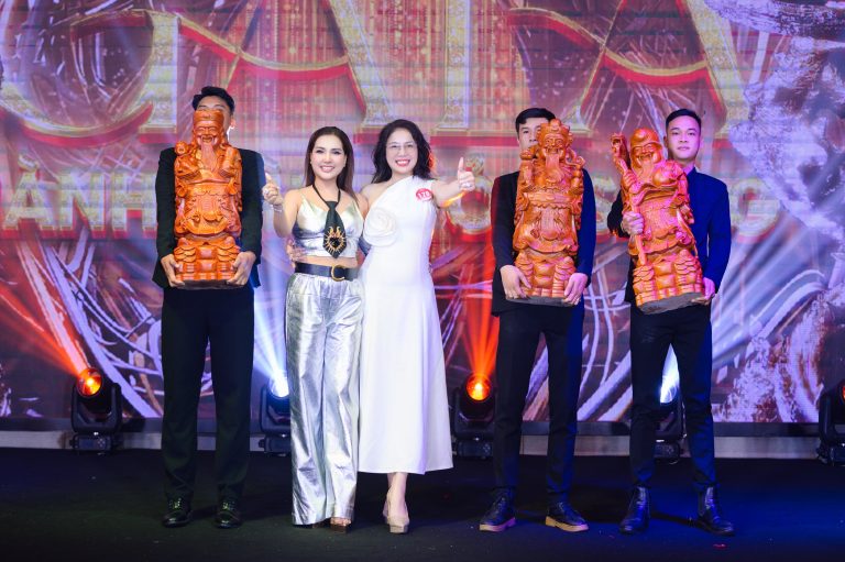 Doanh nhân Nguyễn Thị Hằng Nga đấu giá bộ tượng Tam đa, khẳng định bản lĩnh tại Hoa hậu Doanh nhân Hương sắc Việt Nam 2025