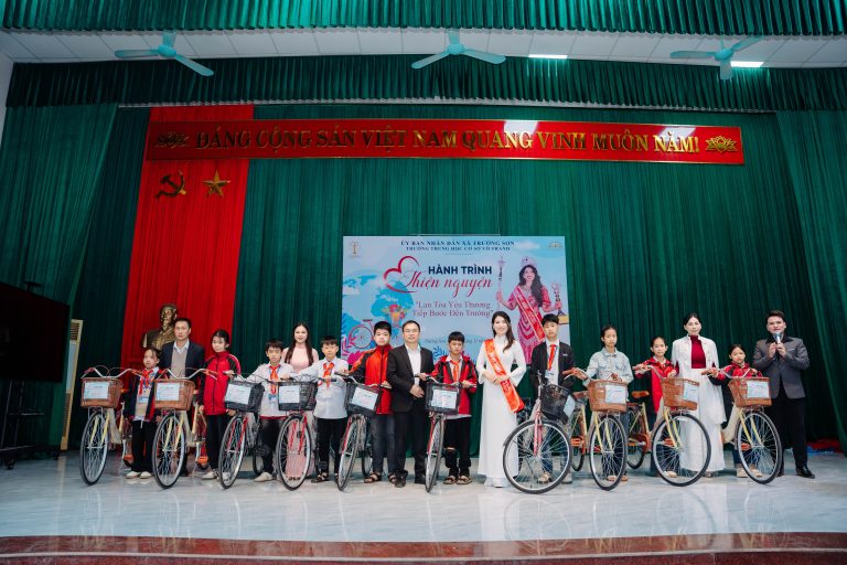 Hoa hậu Ban Thị Thu – Cựu học sinh xuất sắc trở về trao gửi yêu thương tới Trường THCS Vô Tranh