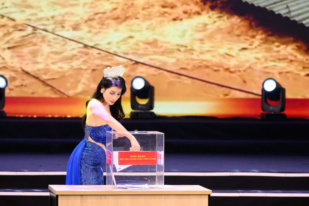 Á hậu Đặng Thị Tân lan tỏa yêu thương tại đêm chung kết Hoa hậu Doanh nhân Châu Á 2025