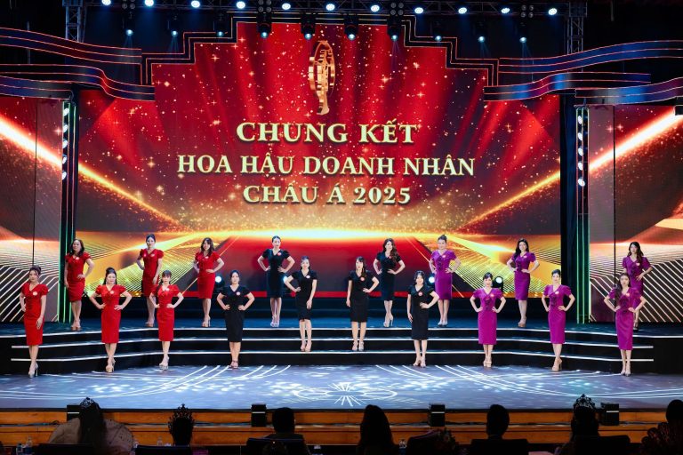 NTK Thân Hoàng Bích Thủy trình làng BST “Quý cô Đất Võ – Trời Văn” tại đêm chung kết Hoa hậu Doanh nhân Châu Á 2025.