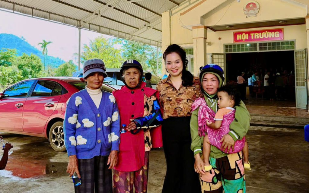 Mang yêu thương vượt qua bão lũ, thắp sáng niềm tin cho bà con vùng khó