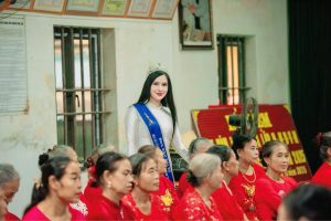 Khích lệ phong trào thể dục thể thao: 50 áo đồng phục được Hoa hậu Đại sứ Hồng Hoa trao tặng tới người cao tuổi phố Ninh Hải