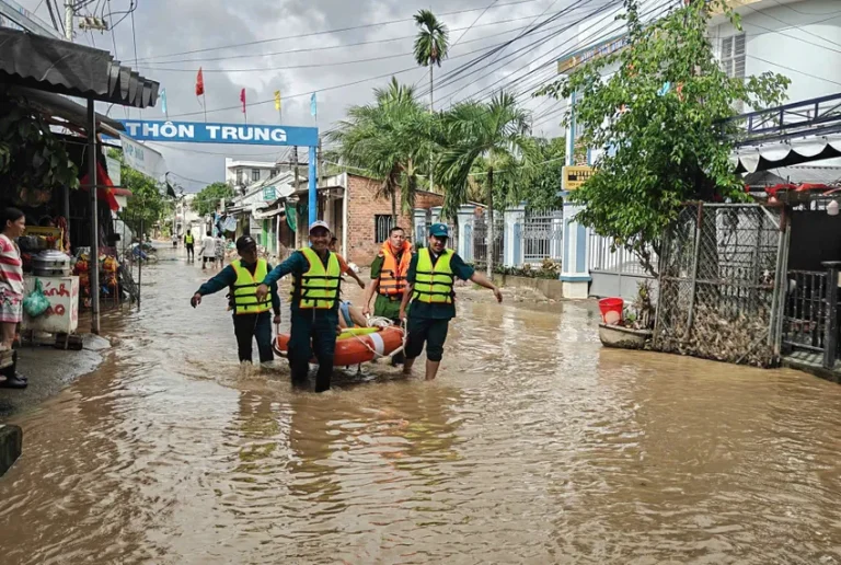 Nghe tin lũ về, người dân Nha Trang lo chạy lũ