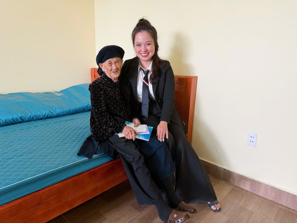 Hoa hậu Ngô Thị Hoàng Ngân cùng Công ty ACCT Hoàng Ngân tri ân Mẹ Việt Nam Anh hùng Hoàng Thị Nghi