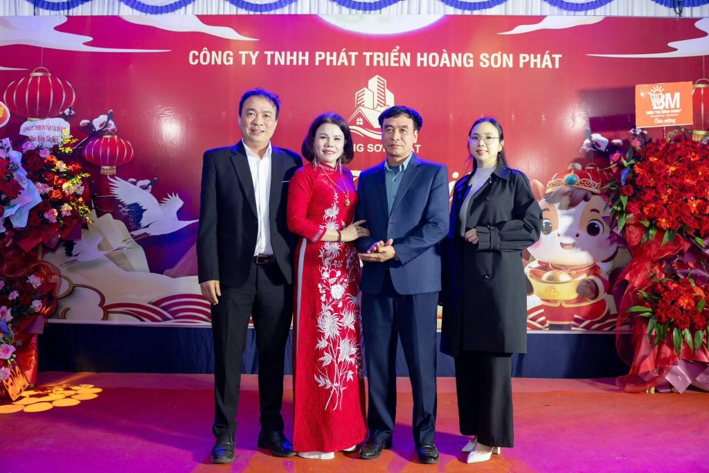 Hoa hậu Toàn năng Nguyễn Thị Hương cùng tập thể Hoàng Sơn Phát tưng bừng đón Xuân Bính Ngọ