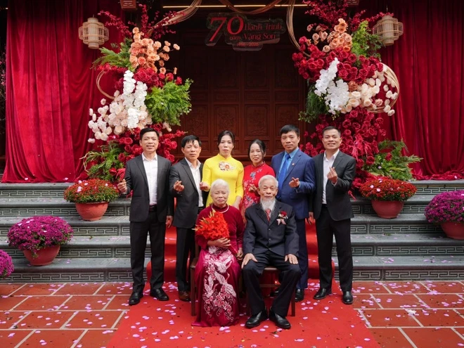 4 anh em xây nhà trên mảnh đất tổ 800 m2, sống quây quần bên bố mẹ