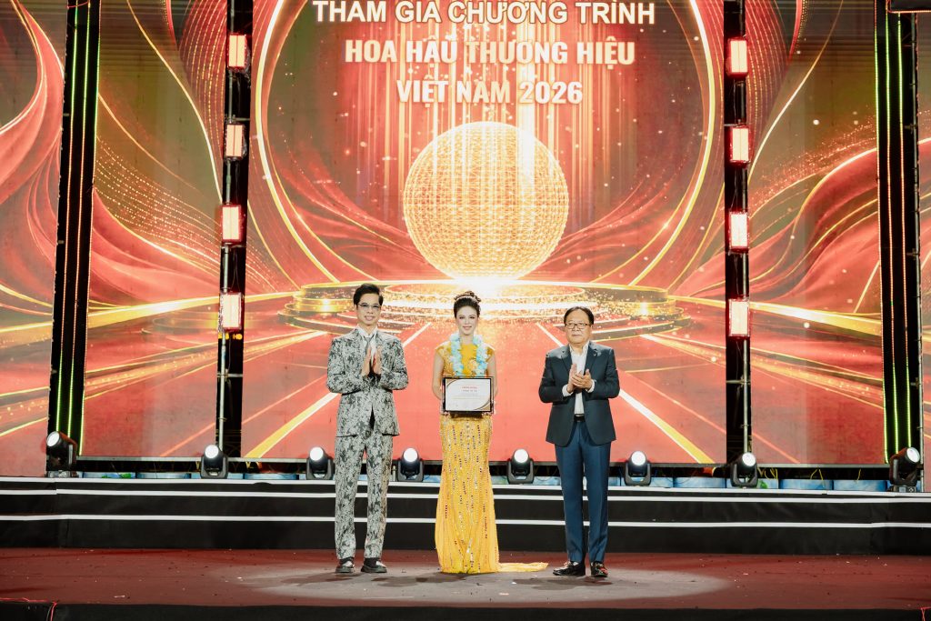 Phó Trưởng BTC Lê Thị Mai Anh đón nhận Bằng vinh danh tại Chung kết Hoa hậu Thương hiệu Việt Nam 2026