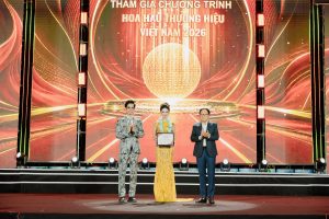 Phó Trưởng BTC Lê Thị Mai Anh đón nhận Bằng vinh danh tại Chung kết Hoa hậu Thương hiệu Việt Nam 2026