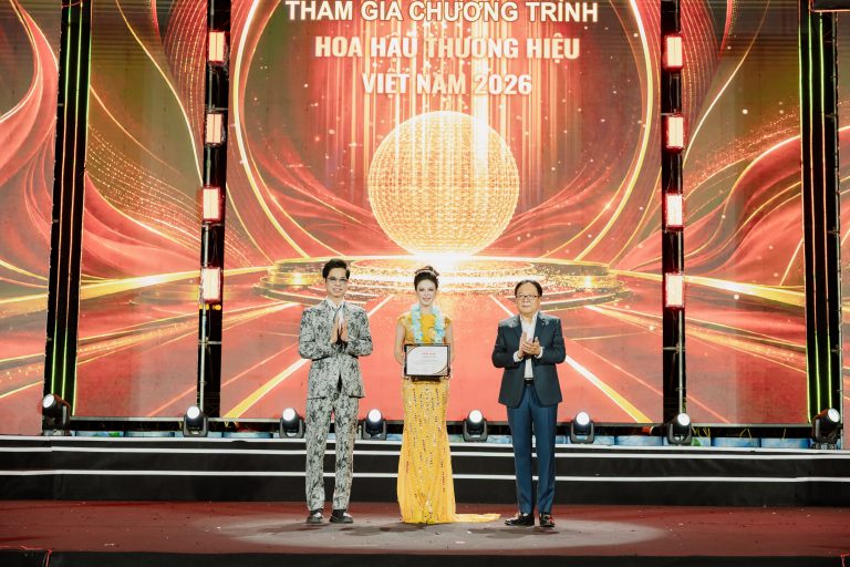 Phó Trưởng BTC Lê Thị Mai Anh đón nhận Bằng vinh danh tại Chung kết Hoa hậu Thương hiệu Việt Nam 2026