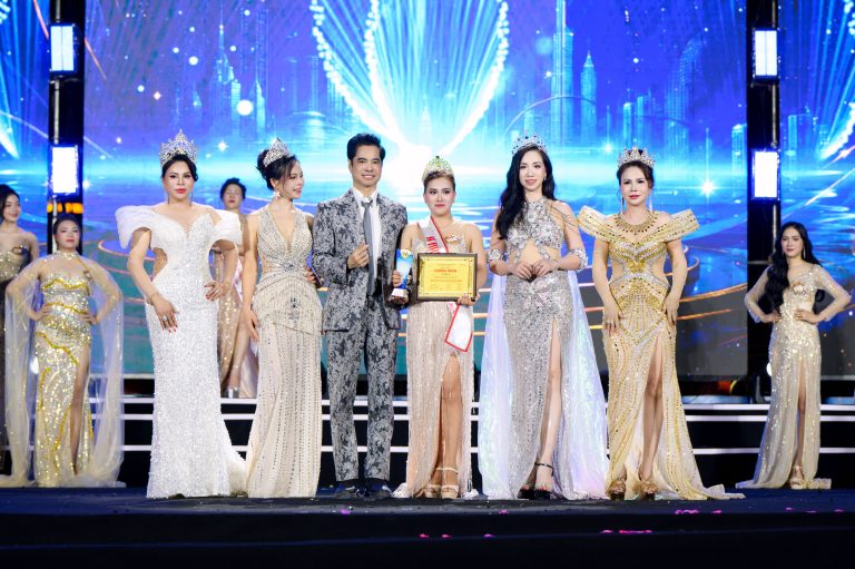 Á hậu 3 – Hoa hậu Thương hiệu Việt Nam 2026 Nguyễn Thị Thanh Trinh: “Danh hiệu hôm nay là món quà con dành tặng mẹ”