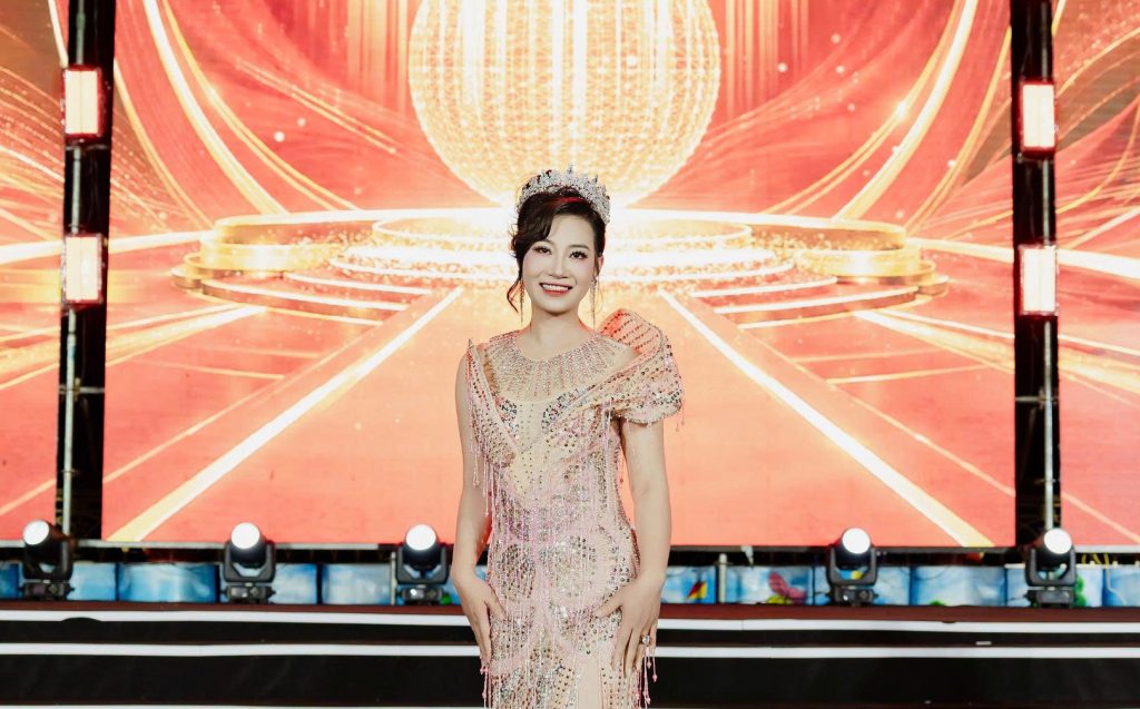 Á hậu Vũ Thị Mùi diện đầm dạ hội “chặt chém”, chiếm trọn spotlight Chung kết Hoa hậu Thương hiệu Việt Nam 2026