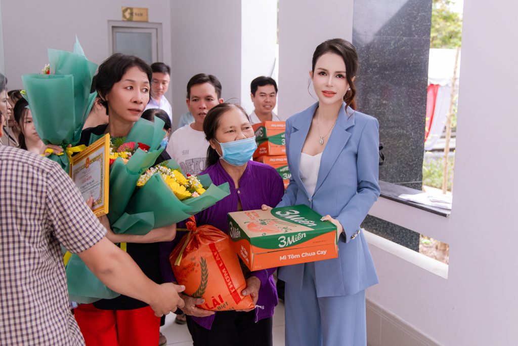 Doanh nhân Nguyễn Phương Anh trao quà tri ân gia đình chính sách xã Mỏ Cày nhân Ngày Thương binh – Liệt sĩ