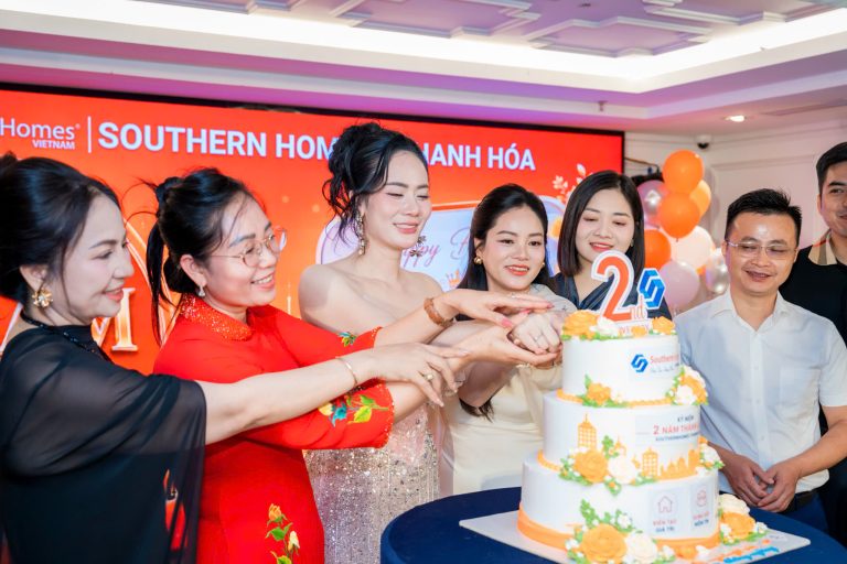 Á hậu 1 Nguyễn Thị Bích Huệ tổ chức tiệc “3 trong 1”, tri ân hành trình và những người đồng hành