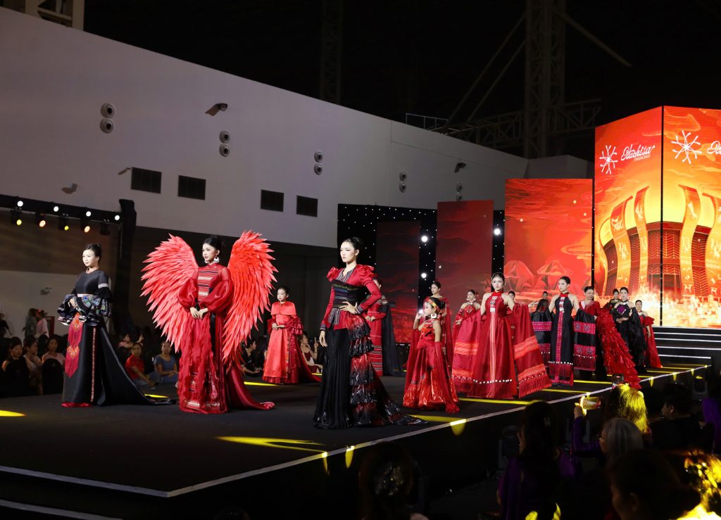 Đông Phương Hội Tụ” – Sắc màu 54 dân tộc trên sàn diễn Global Fashion Week