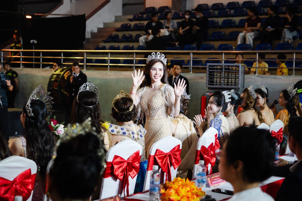 “Nhan sắc ngàn năm có một” Á hậu Nguyễn Thị Vân gây “sốt” tại chung kết Hoa hậu Doanh nhân Hương sắc Việt Nam 2026