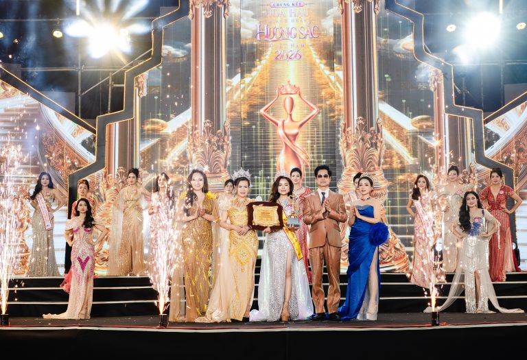 Doanh nhân Hoàng Thị Thanh Tuyền chạm tay vương miện Hoa hậu Nhân ái Hoa hậu Doanh nhân Hương sắc Việt Nam 2026