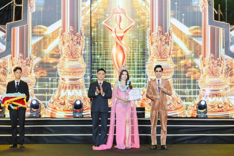 Hoa hậu Ban Thị Thu khoe “phiên bản nhan sắc hoàn hảo” tại Chung kết Hoa hậu Doanh nhân Hương sắc Việt Nam 2026