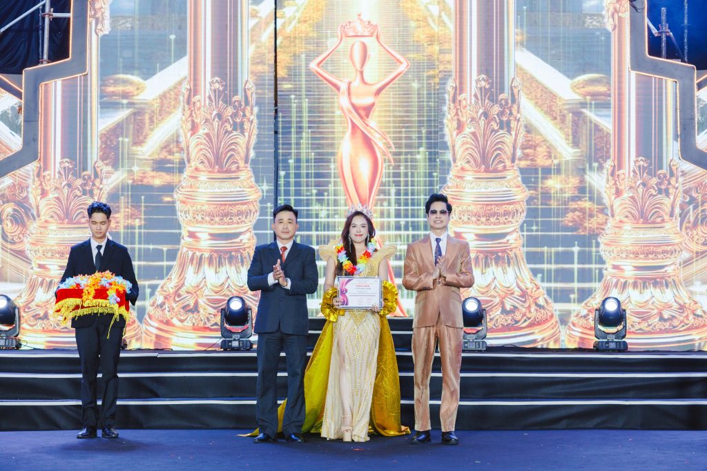 Á hậu Kelly Trần khép lại nhiệm kỳ tại Hoa hậu Doanh nhân Hương sắc Việt Nam trên quê hương Đắk Lắk