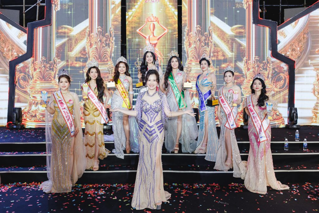 Á hậu Cẩm Thơ khoe nhan sắc ngọt như mật tại Chung kết Hoa hậu Doanh nhân Hương sắc Việt Nam 2026