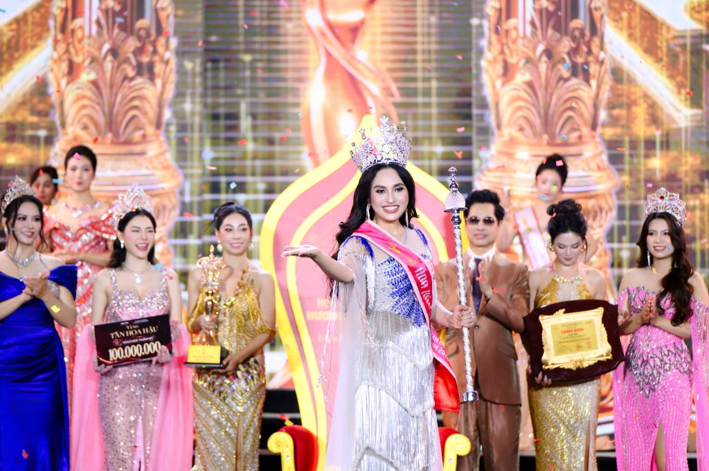 Doanh nhân Phú Thọ Đinh Thị Thường chạm tay vương miện Hoa hậu Doanh nhân Hương sắc Việt Nam 2026